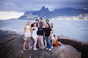 Dunkle Wolken &uuml;ber dem Atlantik. F&uuml;rs kleine Gruppenfoto am weltber&uuml;hmten Strand von Ipanema aber kein Problem. Erinnerung f&uuml;rs Leben.