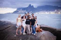 Dunkle Wolken &uuml;ber dem Atlantik. F&uuml;rs kleine Gruppenfoto am weltber&uuml;hmten Strand von Ipanema aber kein Problem. Erinnerung f&uuml;rs Leben.