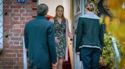 Jan (Franz Hartwig, li.) und Mia (Milena Tscharntke, re.) m&uuml;ssen mit der Witwe Annika Arndt (Kristina Pauls, Mitte) sprechen.