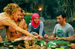 Uschi (Katja Riemann, li.) und Tongo (G&uuml;nther Kaufmann) haben f&uuml;r Yağmur (Pegah Ferydoni) und Costa (Arnel Taci, re.) regionale Spezialit&auml;ten zubereitet.