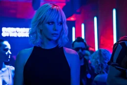 Agentin Lorraine Broughton (Chalize Theron) kann dem Berliner Nachtleben durchaus etwas abgewinnen.