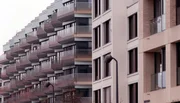 Mitten in der Stadt, aber doch ganz anders. Wir sind unterwegs in Moabit. Wussten Sie, dass es hier Berlins längste Imbiss-Schlange gibt? 30 Tipps und Entdeckungen zwischen Spree, alter Markthalle und viel Industriecharme. - Blick auf Europacity Mitten in der Stadt, aber doch ganz anders. Wir sind unterwegs in Moabit. Wussten Sie, dass es hier Berlins längste Imbiss-Schlange gibt? 30 Tipps und Entdeckungen zwischen Spree, alter Markthalle und viel Industriecharme. - Blick auf Europacity