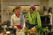 Wie so oft k&ouml;nnen sich Vroni und Fanny in der K&uuml;che nicht einigen. Von links: Veronika Brunner (Senta Auth) und Fanny Lechner (Katrin Lux).