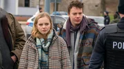 Larissa (Paula Hartmann, li.) und Malte (Andreas Warmbrunn, re.) kommen am Tatort an.