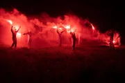 Junge Lauterbronner protestieren an der Bohrstelle mit Pyrotechnik, unter ihnen auch Ava Sommer.
