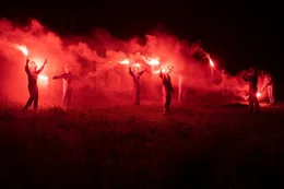 Junge Lauterbronner protestieren an der Bohrstelle mit Pyrotechnik, unter ihnen auch Ava Sommer.