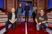 Moderator Kai Pflaume (M.) und seine Rateteam-Kapit&auml;ne Bernhard Ho&euml;cker (l.) und Elton (r.) begr&uuml;&szlig;en in dieser Sendung den Schauspieler Dieter Hallervorden (2.v.l.) und die Fernsehmoderatorin Arabella Kiesbauer (2.v.r.).
