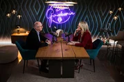 Monika Gruber und Ferdinand Wegscheider während ServusTVs „Die Gruaberin - Vodcast“ in Salzburg, Österreich. Monika Gruber und Ferdinand Wegscheider während ServusTVs „Die Gruaberin - Vodcast“ in Salzburg, Österreich.