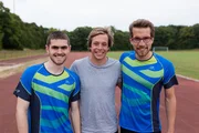 Checker Tobi (Mi.) mit dem sehbehinderten Sportler Sebastian Roob (li.) und seinem Trainer Rafael Marks.