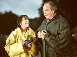 NDR Fernsehen SOMMER MIT HAUSFREUND, am Samstag (04.07.15) um 15:15 Uhr. Arbeit verbindet: Elisa (Thekla Carola Wied) und Ludwig Gehlen (Friedrich von Thun) nach erfolgreicher Ausgrabung.