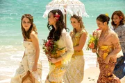 Lily Cotton (Kaitlyn Dever, l.), Losi (Cintya Dharmayanti, 2.v.l.), Wren Butler (Billie Lourd, 3.v.l.).