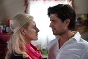 Nach ihrem Streit mit Paul findet Sonja (Anne Apitzsch) ausgerechnet in Pacos (Milos Vukovic) Armen Trost.