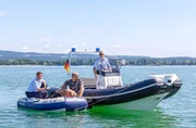Pirmin Spitznagel (Simon Werdelis, l.) und Paul Schott (Tim Wilde, r.) entdecken auf Streife den Taucher Arno Gierke (Urs Jucker, M.), der ihnen gesteht, dass er sein Boot und seinen Tauchpartner vermisst. Pirmin Spitznagel (Simon Werdelis, l.) und Paul Schott (Tim Wilde, r.) entdecken auf Streife den Taucher Arno Gierke (Urs Jucker, M.), der ihnen gesteht, dass er sein Boot und seinen Tauchpartner vermisst.