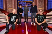 Moderator Kai Pflaume (M.) und seine Rateteam-Kapit&auml;ne Bernhard Ho&euml;cker (l.) und Elton (r.) begr&uuml;&szlig;en in dieser Sendung die ehemalige "Tagesthemen"-Moderatorin und Journalistin Sabine Christiansen (2.v.l.) und den ehemaligen "Tagesthemen"-Moderator und Journalist Ulrich Wickert (2.v.r.).