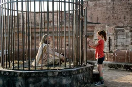 Michael Mendl (Nandi), Alina Freund (Lilli).
