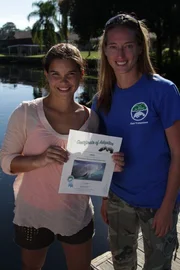 Anna (links) und Cora von "Save the Manatees". Anna hat Seekuh Ariel adoptiert und zeigt stolz ihre Urkunde.