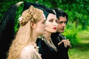 L-R: Prinzessin Aurora (Elle Fanning), Maleficent (Angelina Jolie), Diaval (Sam Riley).