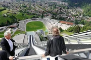 Crashkurs gegen Höhenangst. Am Tennsee campen die Freunde Rainer und Oliver übers Wochenende: Mal Abstand gewinnen und Neues wagen. Rainer wollte schon immer mal ganz oben auf einer Sprungschanze stehen. Oliver (re.) will mit und in Garmisch-Partenkirchen seine Höhenangst überwinden. Michael Burkhardt (li.) hilft dabei. Crashkurs gegen Höhenangst. Am Tennsee campen die Freunde Rainer und Oliver übers Wochenende: Mal Abstand gewinnen und Neues wagen. Rainer wollte schon immer mal ganz oben auf einer Sprungschanze stehen. Oliver (re.) will mit und in Garmisch-Partenkirchen seine Höhenangst überwinden. Michael Burkhardt (li.) hilft dabei.