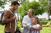 Jakob Frings (Max K&ouml;nig, l.), und Mechthild Fehrenbach (Diana K&ouml;rner, M.) freuen sich &uuml;ber Tammis (Charlotte König, r.) R&uuml;ckkehr.; ARD WAPO BODENSEE FOLGE 87, "Zwei Leben", am Dienstag (29.10.) um 18:50 Uhr im ERSTEN.