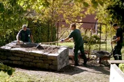 Landschaftsgärtner Dieter Maike in Sipplingen am Bodensee mit Team beim Bau eines Hochbeet in Trockenbauweise aus Naturstein. Landschaftsgärtner Dieter Maike in Sipplingen am Bodensee mit Team beim Bau eines Hochbeet in Trockenbauweise aus Naturstein.