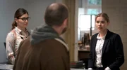 Der Ehemann der Pflegerin Dana, Michal Kowalzczyk (Eugen Knecht Mitte) ist w&uuml;tend und beschimpft Mia (Milena Tscharntke, re.).