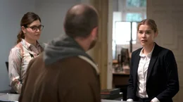 Der Ehemann der Pflegerin Dana, Michal Kowalzczyk (Eugen Knecht Mitte) ist w&uuml;tend und beschimpft Mia (Milena Tscharntke, re.).