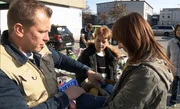 Trödelprofi Otto Schulte (li.) mit Angela (re.) auf dem Flohmarkt Trödelprofi Otto Schulte (li.) mit Angela (re.) auf dem Flohmarkt