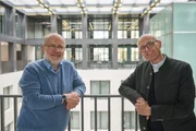 In Frankfurt, wo arm und reich dicht beieinanderliegen, diskutieren die Freunde Harald Lesch (l.) und Thomas Schwartz (r.) dar&uuml;ber, wie es um die Solidarit&auml;t in unserer Gesellschaft bestellt ist.