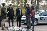 Hausdurchsuchung beendet: Im M&uuml;ll wurden verd&auml;chtige Zigaretten-Kippen gefunden - Carl Sievers (Peter Heinrich Brix, 2.v.r.), Ina Behrendsen (Julia Brendler) und Hinnerk Feldmann (Oliver Wnuk, l.) konfrontieren Oliver Kruse (Ralph Herforth, Mi.) und dessen Anwalt Leonard von Kist (Johannes Suhm, 2.v.l.) mit dem Ergebnis und hoffen auf eine spontane verr&auml;terische Reaktion.