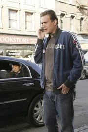 Marshall (Jason Segel, r.) ist hin- und hergerissen: Er hat gleich zwei Jobangebote bekommen ...