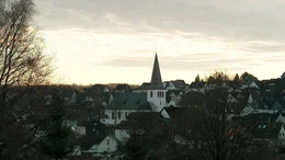 Ottfingen, ein Dorf im Sauerland. Die 2.200 Bewohner*innen mussten in den vergangenen Jahren herbe Verluste einstecken. Viele Gesch&auml;fte und die Grundschule wurde geschlossen. Die Volksbank, die Gastwirtschaft und das letzte Lebensmittelgesch&auml;ft machten dicht.