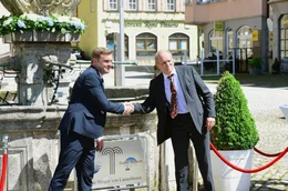B&uuml;rgermeister Martin Sommer (Sebastian Bezzel, li.) begr&uuml;&szlig;t &ouml;ffentlichkeitswirksam Dr. Rainer Gebhard (Ulrich Tukur, re.), Manager des Getr&auml;nkeherstellers Pure Aqua, in Lauterbronn. Der hat ein lukratives Angebot f&uuml;r die kleine Stadt.
