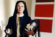 Schwester Felicitas (Karin Gregorek) ist fassunglos &uuml;ber ihre Fundst&uuml;cke in der Domina-Wohnung.