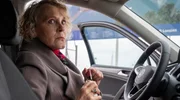 Bea Kober (Rosa Enskat) wartet im Auto.