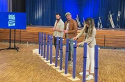 Tag der Entscheidung! Gemeinsam mit seinen beiden Coaches Dr. Jon Chim Bai-Habelski (r) und Marwin Isenberg enth&uuml;llt Doc Esser (M), ob die Big Band aus Bergisch Gladbach nach sieben Wochen fitter geworden ist.