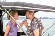 Rebekka Klinger (Anna Kubin, l.) will endlich von Taucher Arno Gierke (Urs Jucker, r.) wissen, wo ihr vermisster Mann ist. Rebekka Klinger (Anna Kubin, l.) will endlich von Taucher Arno Gierke (Urs Jucker, r.) wissen, wo ihr vermisster Mann ist.