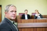 Paul steht vor Gericht. Die Erleichterung ist gro&szlig;, als Paul von jeglicher Schuld am Tod seiner Mutter freigesprochen wird. Die Freude w&auml;hrt kurz. Thomas wird verd&auml;chtigt, hinter Anschl&auml;gen zu stecken, die auf den B&uuml;rgermeisterkandidaten Georg Plattner ver&uuml;bt werden. Georg schlachtet die Attentate schamlos f&uuml;r seinen Wahlkampf aus. Sein Gegner Jakob Ressler ist v&ouml;llig am Ende. Thomas bietet seinem Freund finanzielle Unterst&uuml;tzung an und rettet ihn damit. Im Bild: Harald Krassnitzer (Thomas Stickler).