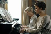 Ingeborg (Ulrike Willenbacher, l.) und ihre Tochter Mira (Julia Koschitz, r.) schwelgen in alten Erinnerungen und denken an die Zeit zurück, als die Musik beide glücklich gemacht hat. Ingeborg (Ulrike Willenbacher, l.) und ihre Tochter Mira (Julia Koschitz, r.) schwelgen in alten Erinnerungen und denken an die Zeit zurück, als die Musik beide glücklich gemacht hat.
