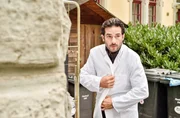 Fernsehkoch Eckehard Prinz (Tayfun Baydar) schleicht heimlich zu Nana von Lohe in die Schönheitsklinik. Fernsehkoch Eckehard Prinz (Tayfun Baydar) schleicht heimlich zu Nana von Lohe in die Schönheitsklinik.