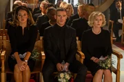 Penelope Vardakis (Shailene Woodley, l.), Elias Vardakis (Richard Madden, M.) und Audrey Vardakis (Clare Holman, r.) nehmen bei der Beerdigung Abschied von Leo.