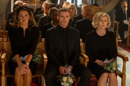 Penelope Vardakis (Shailene Woodley, l.), Elias Vardakis (Richard Madden, M.) und Audrey Vardakis (Clare Holman, r.) nehmen bei der Beerdigung Abschied von Leo.