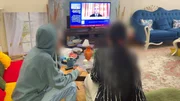 Nur streng geheim und ohne erkannt zu werden, wagt es diese Familie zu zeigen, wie sie den Alltag im Krieg erlebt. Ständig verfolgen sie die Nachrichten und leben in Sorge vor erneuten Bombardierungen. Nur streng geheim und ohne erkannt zu werden, wagt es diese Familie zu zeigen, wie sie den Alltag im Krieg erlebt. Ständig verfolgen sie die Nachrichten und leben in Sorge vor erneuten Bombardierungen.