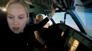 Manon Garcia Vihola (vorne) und Vera W&uuml;llenweber trainieren im Flugsimulator