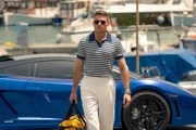 Elias Vardakis (Richard Madden) genie&szlig;t das Leben. Zu seinem Zwillingsbruder hatte er anscheinend ein angespanntes Verh&auml;ltnis.