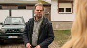 Alexander (Kai Scheve) m&ouml;chte, dass der Yachthafen gebaut wird.