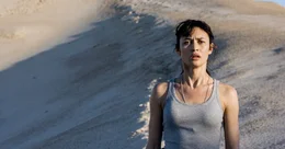 Olga Kurylenko (Julia).