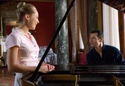 Musiker Brian (Erol Sander) spielt Lucys (Marisa Leonie Bach) Lieblingslied.