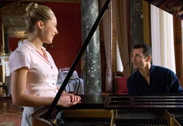 Musiker Brian (Erol Sander) spielt Lucys (Marisa Leonie Bach) Lieblingslied.