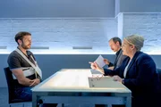 Leo Munzinger (Gerhard Liebmann, 2.v.l.) und Oberst Dr. Henriette Wolf (Brigitte Kren, r.)  befragen Sebastian Wagner (Nikolai Selikovsky, l.) zu den Vorf&auml;llen im Safe-House.