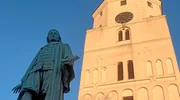 Seit &uuml;ber 350 Jahren ber&uuml;hren Kirchenliedtexte von Paul Gerhardt Menschen auf der ganzen Welt. Voller Poesie und Wortgewalt geben sie Zuversicht in schweren Zeiten. Dabei hatte der ber&uuml;hmte Theologe selbst ein Leben voller Schicksalsschl&auml;ge. Was sagen uns seine Liedtexte heute? K&ouml;nnen sie immer noch in Krisenzeiten helfen? Eine Entdeckungsreise zu Paul Gerhardt von Berlin nach L&uuml;bben. - Paul-Gerhardt-Denkmal in L&uuml;bben